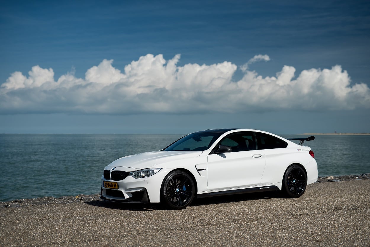 Bmw M4 white akrapovic