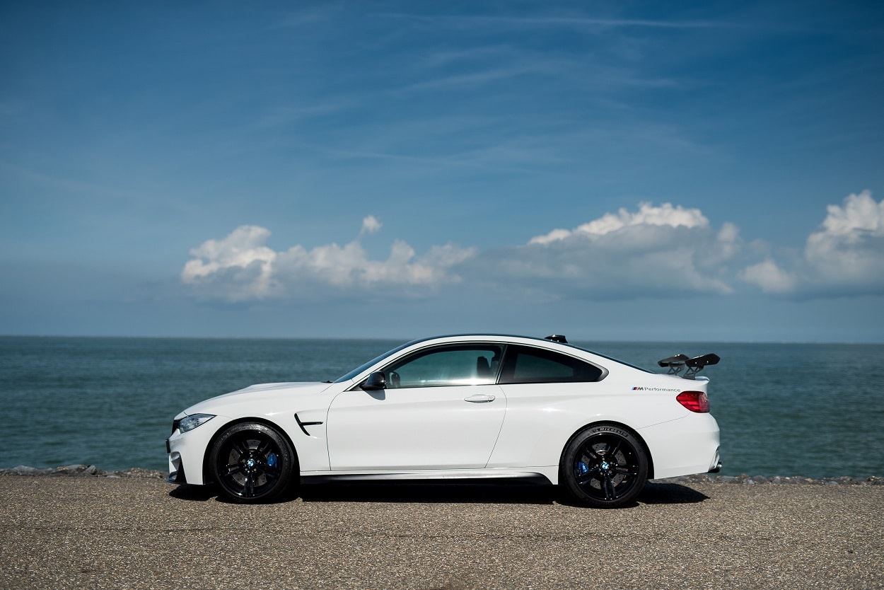 Bmw M4 white side