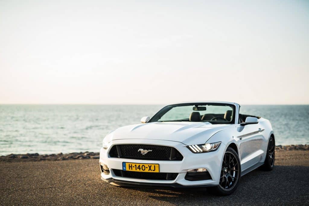 Ford Mustang Cabrio huren voor bruiloft🚘 JS Trouwauto's
