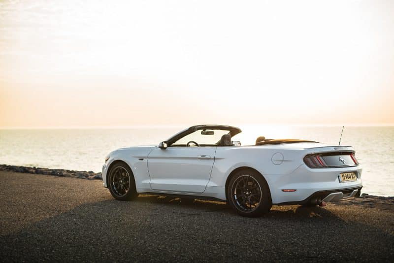 Ford Mustang Cabrio huren voor bruiloft🚘 JS Trouwauto's