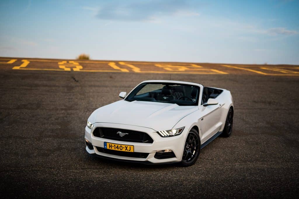 Ford Mustang Cabrio huren voor bruiloft🚘 JS Trouwauto's