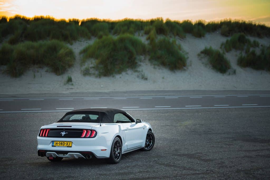 Ford Mustang Cabrio huren voor bruiloft🚘 JS Trouwauto's