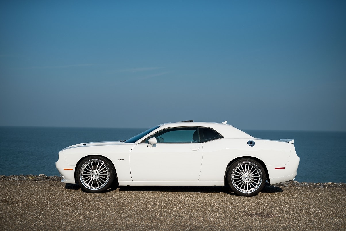 Dodge Challenger R/T side white