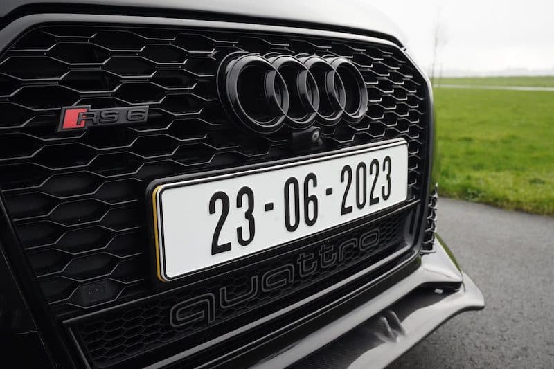 Gepersonalisseerde kentekenplaat op uw trouwauto - Audi RS6 performance