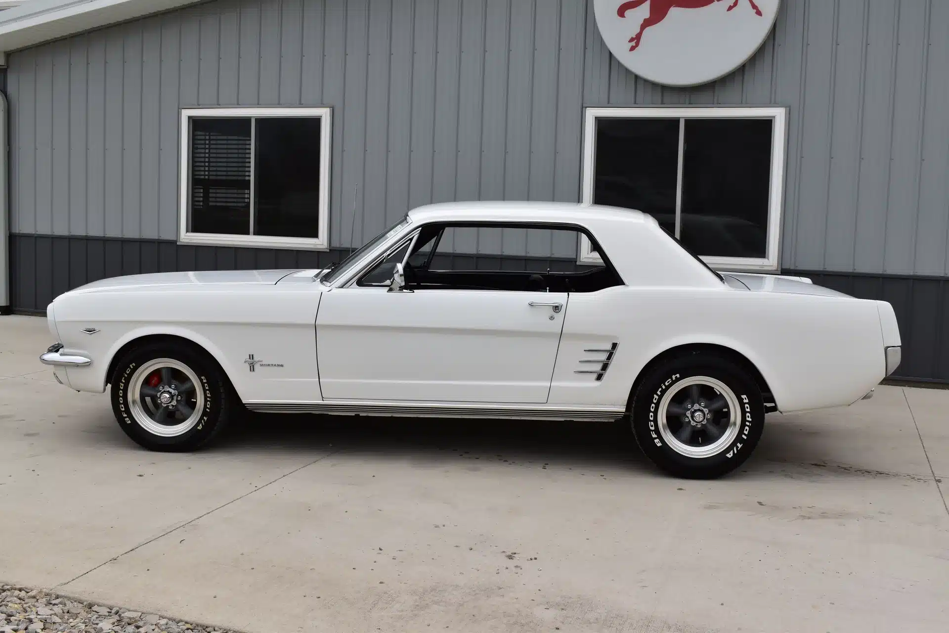 Klassieke ford mustang coupe uit 1966 als trouwauto huren?