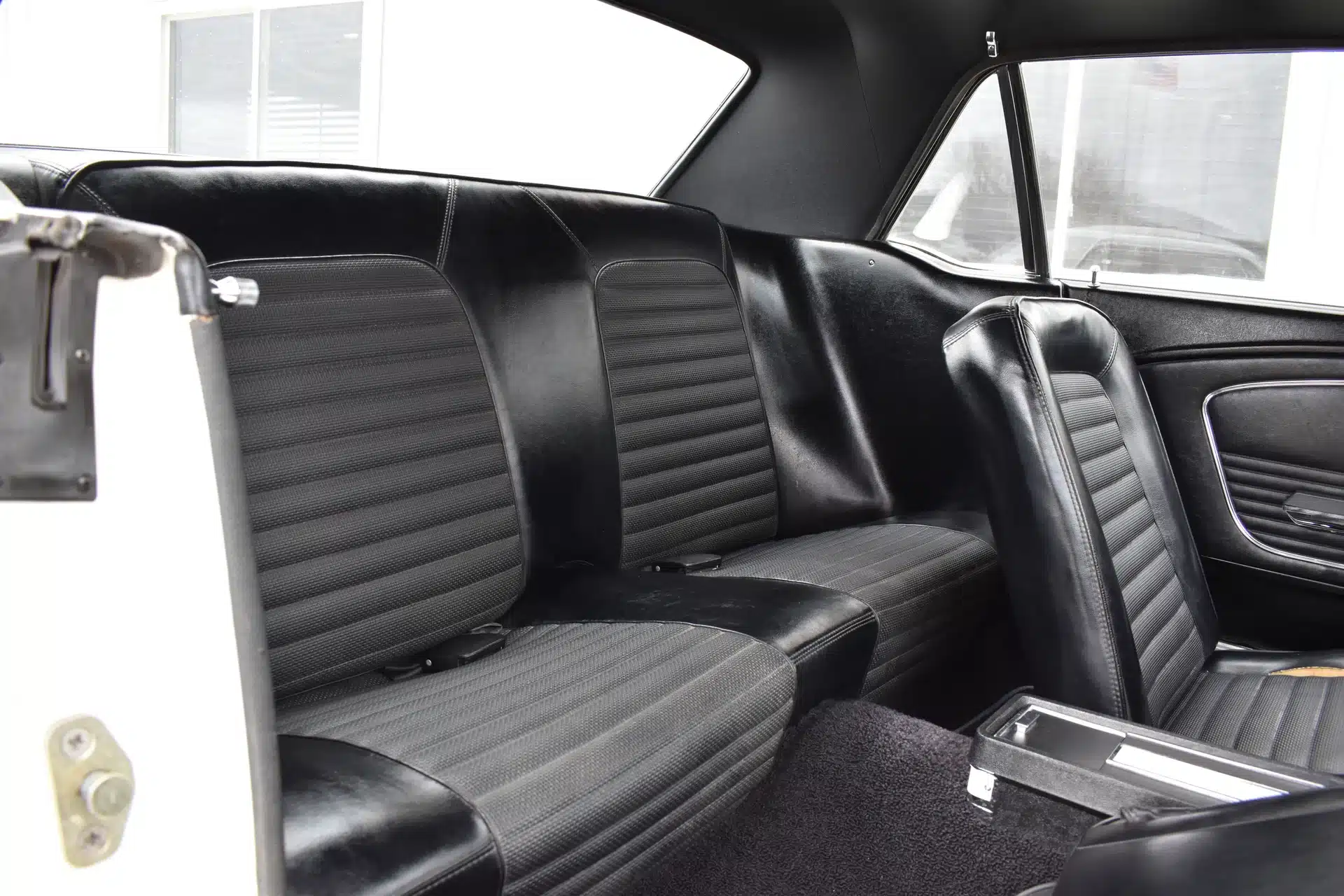 Achterbank Klassieke ford mustang coupe uit 1966 trouwauto