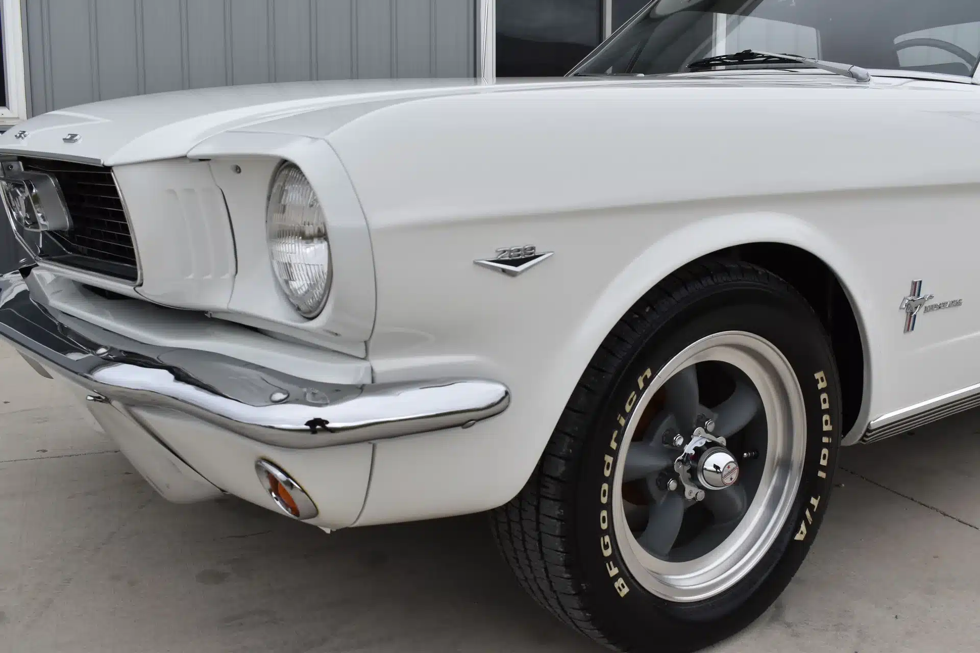 Klassieke ford mustang coupe trouwauto