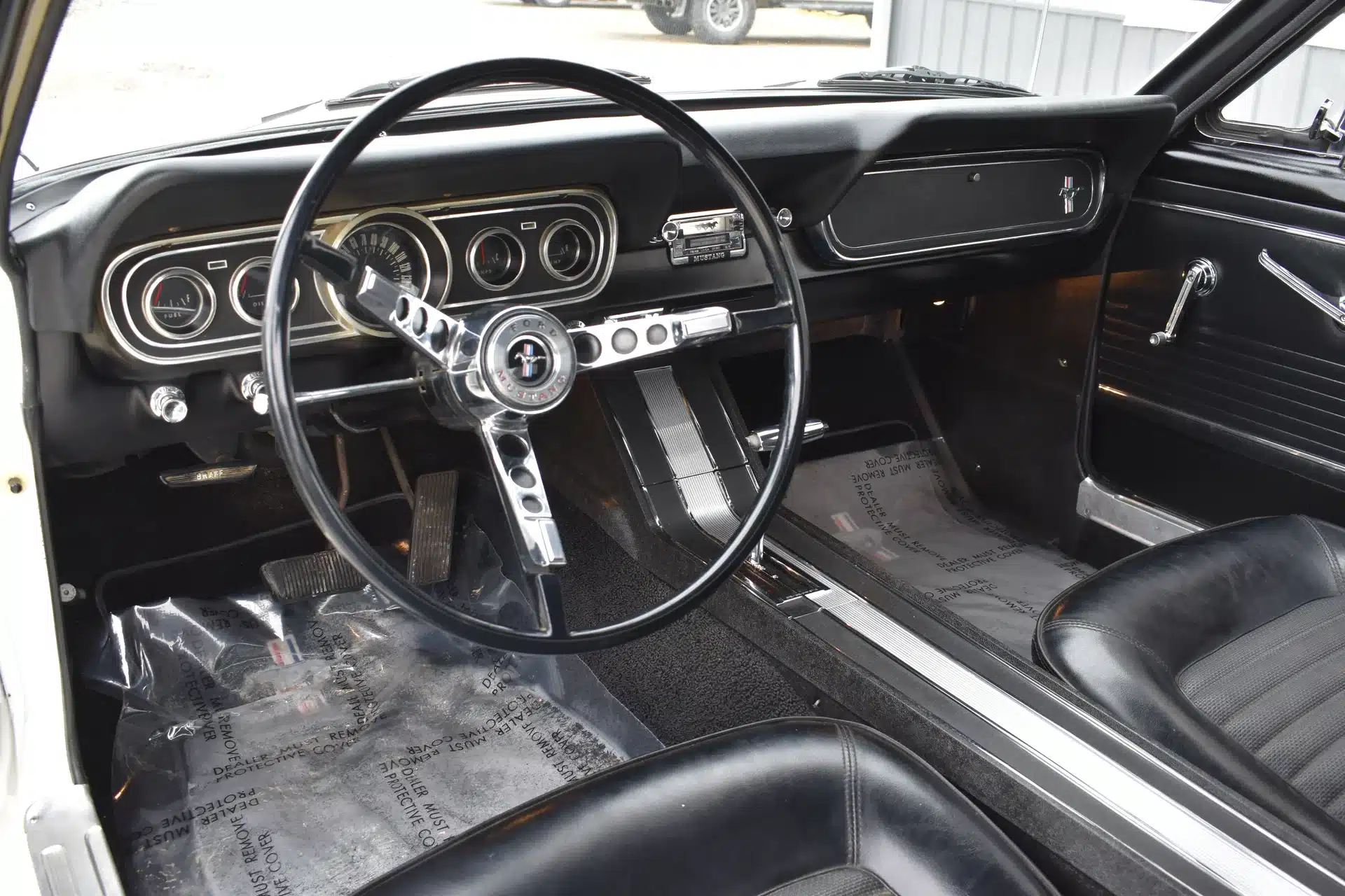 Stuur Klassieke ford mustang coupe uit 1966