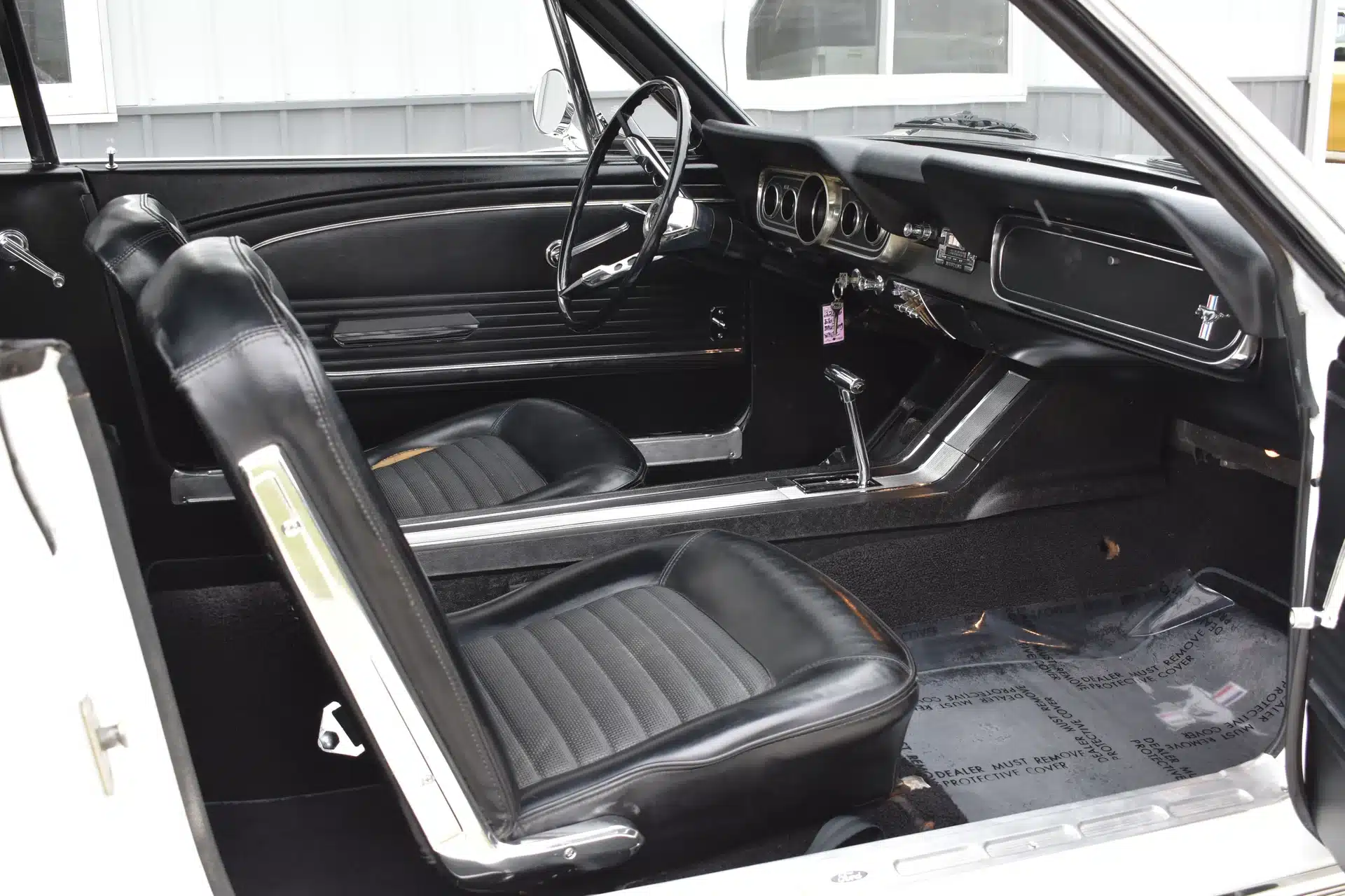 dashboard Klassieke ford mustang coupe uit 1966 trouwauto