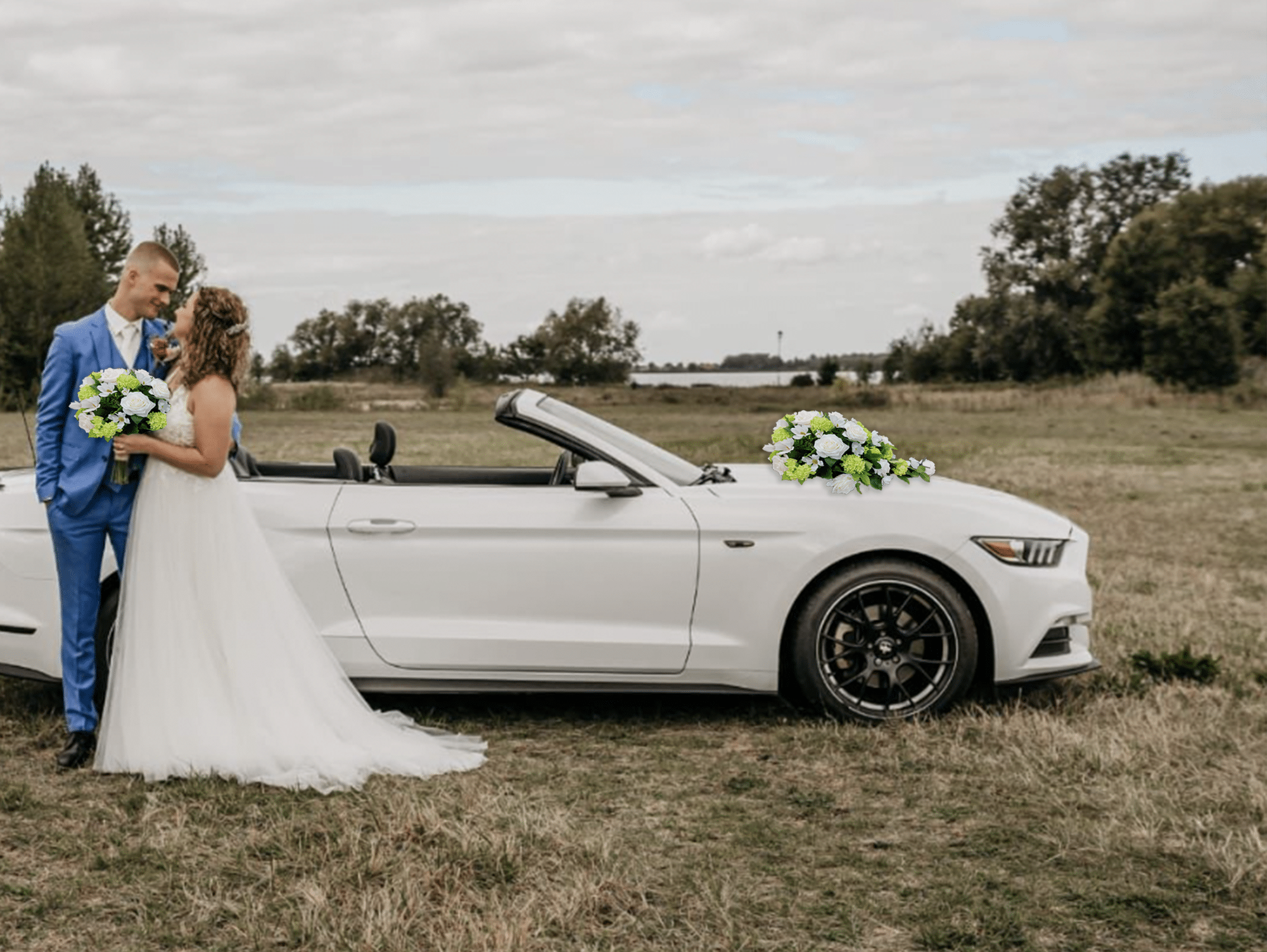 Boeket op trouwauto Bruidsboeket op trouwauto - boeket op motorkap trouwauto