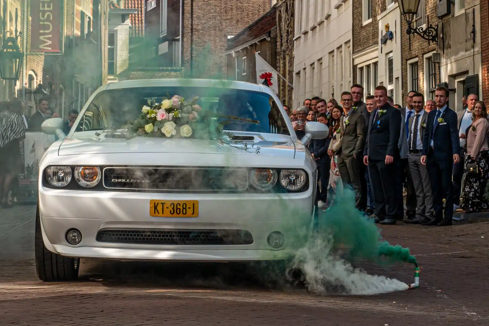 Witte trouwauto huren in Den Haag - Huwelijk in Den haag