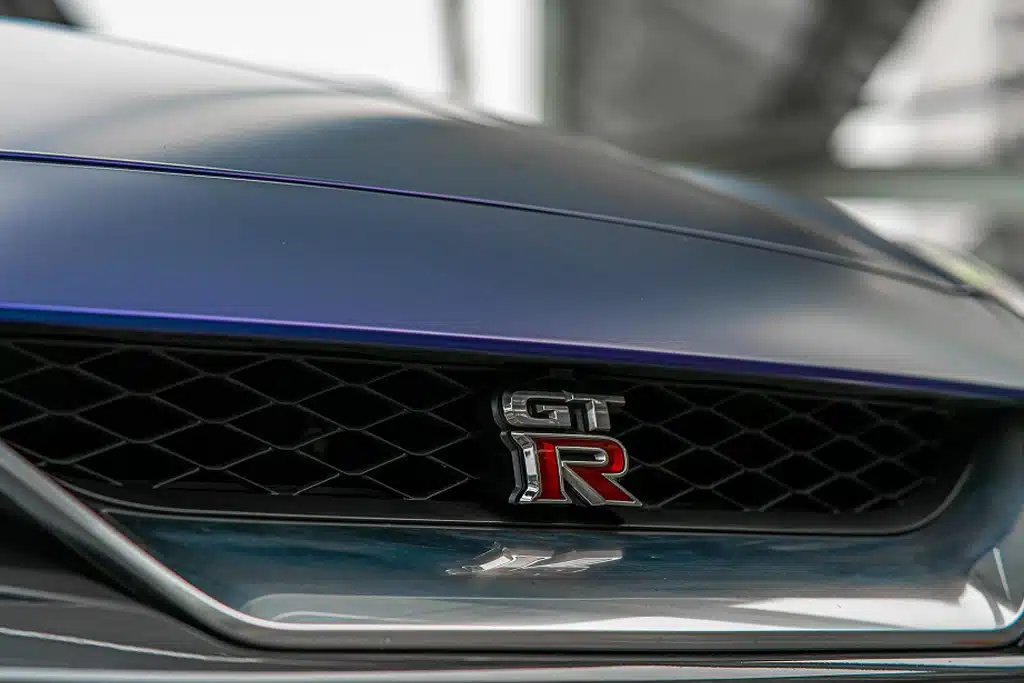 Voel de kracht van de Nissan GTR trouwauto terwijl jullie in stijl naar het altaar rijden