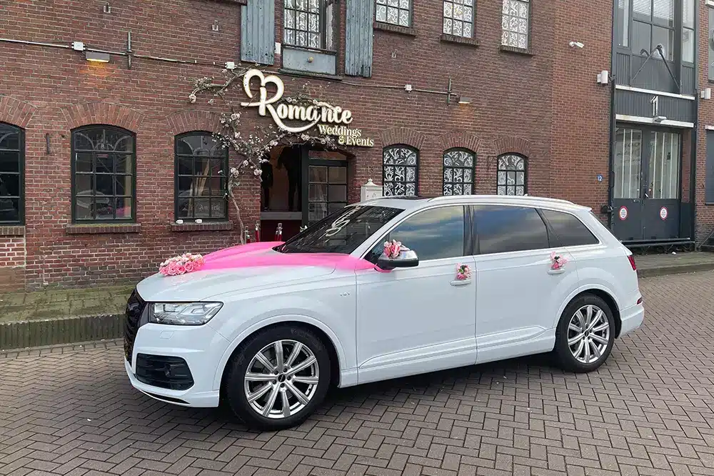 Een exclusieve Audi SQ7 trouwauto, waarin het bruidspaar zich als royalty zal voelen