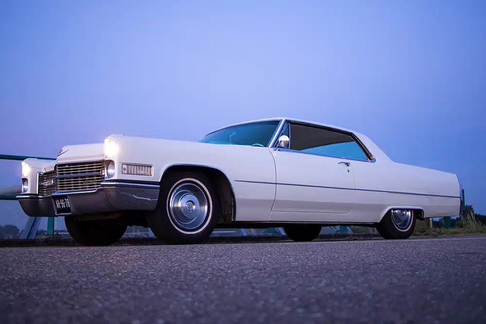 Een luxueuze Cadillac trouwauto met een glanzende lak en elegante details.