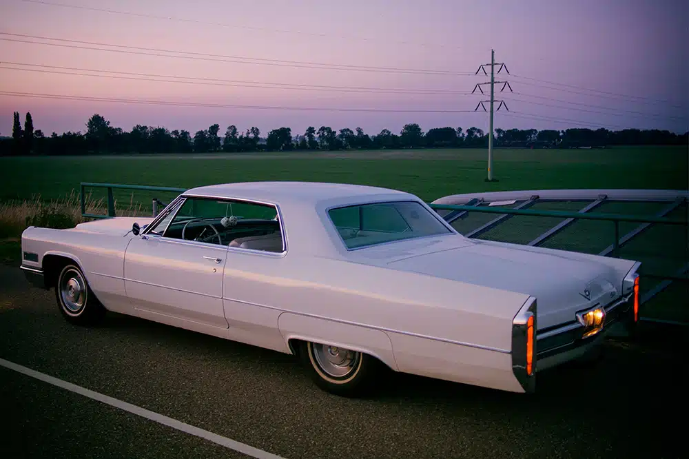 Een sfeervolle Cadillac trouwauto, klaar om het bruidspaar naar hun nieuwe avontuur te brengen.