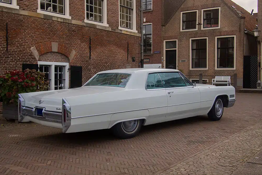 Een klassieke Cadillac trouwauto in vintage-stijl, perfect voor een romantische bruiloft