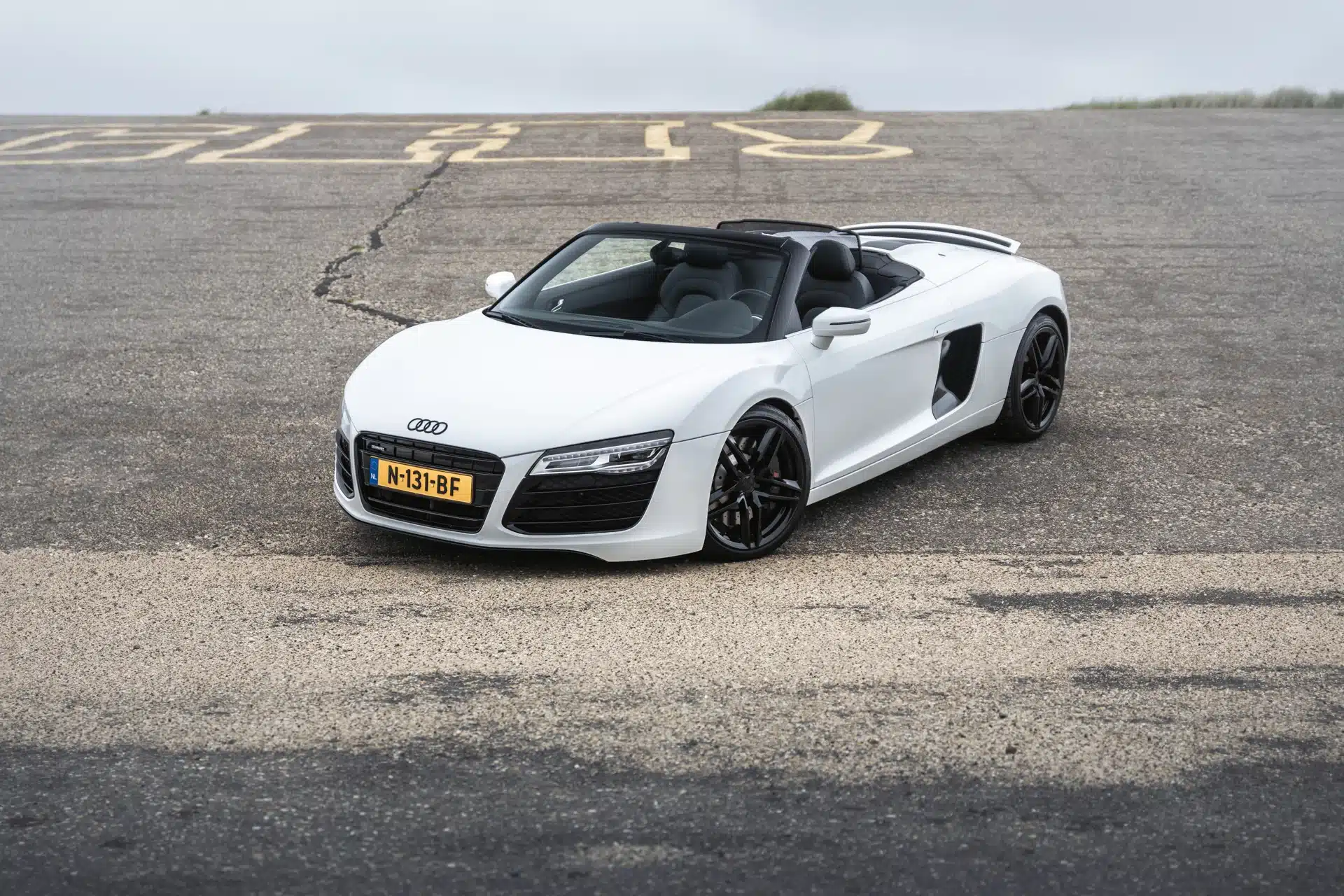 Geniet van een romantische rit in een Audi R8 trouwauto op je trouwdag.