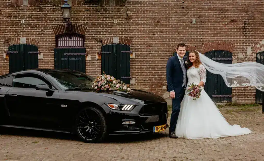 Een Ford Mustang GT geparkeerd buiten een trouwlocatie