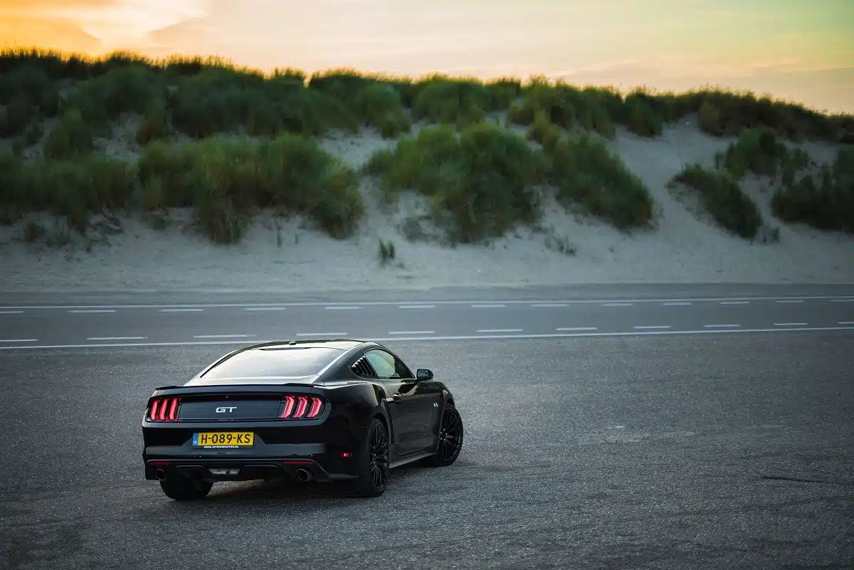 Een glanzende Ford Mustang GT als trouwauto.