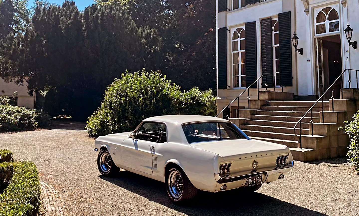 oldtimer trouwauto bij kasteel