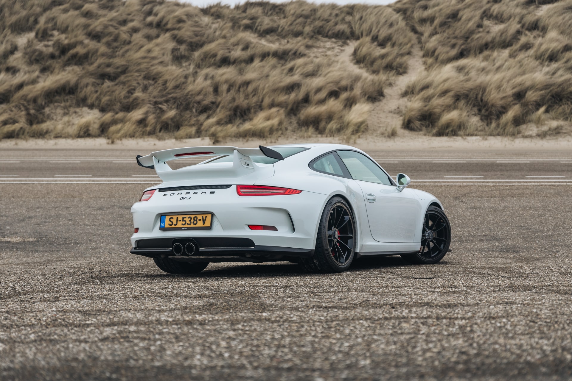 Luxueuze witte Porsche 911 GT3 als perfecte auto voor trouwdag