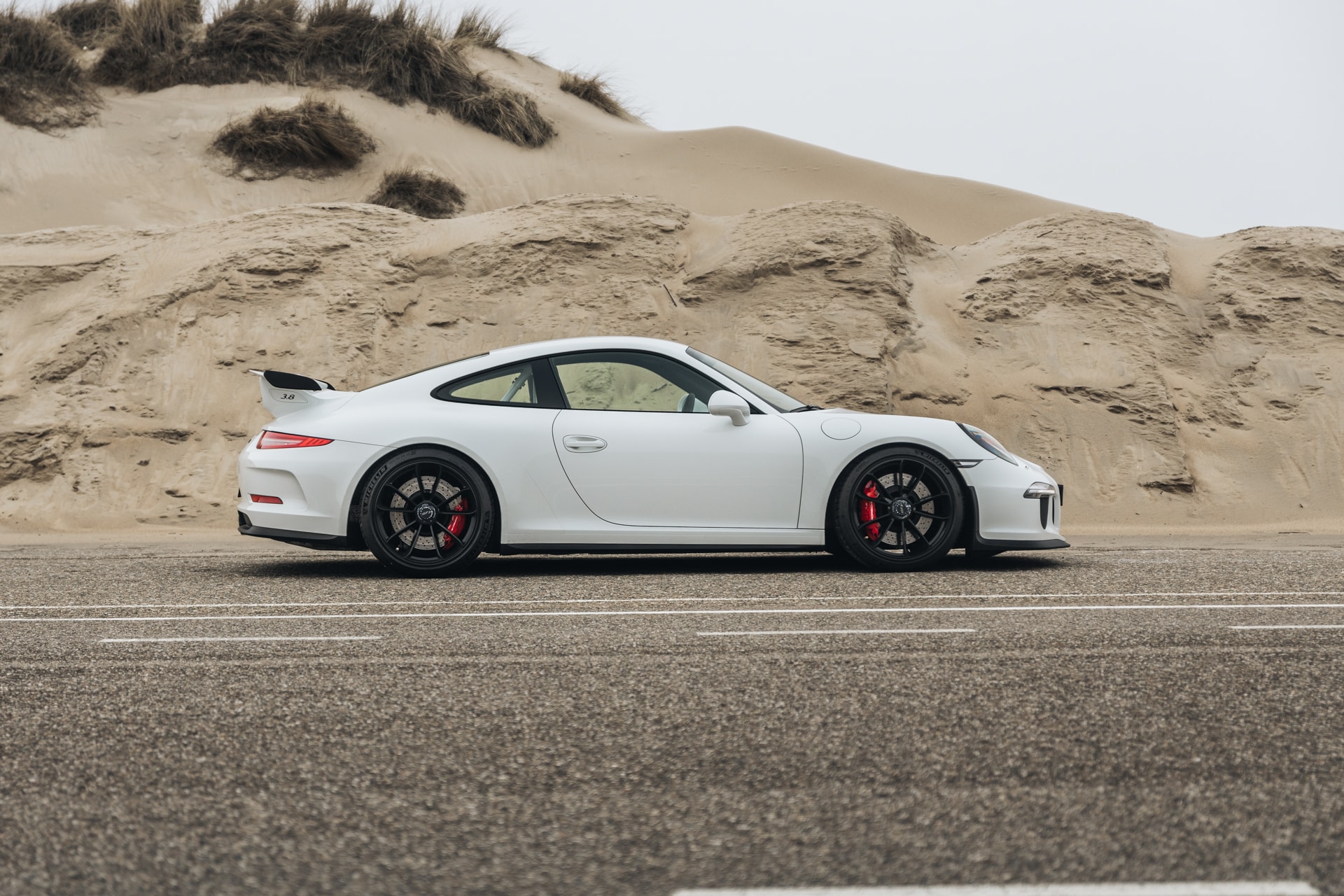 Moderne trouwauto: witte Porsche 911 GT3 met elegante uitstraling