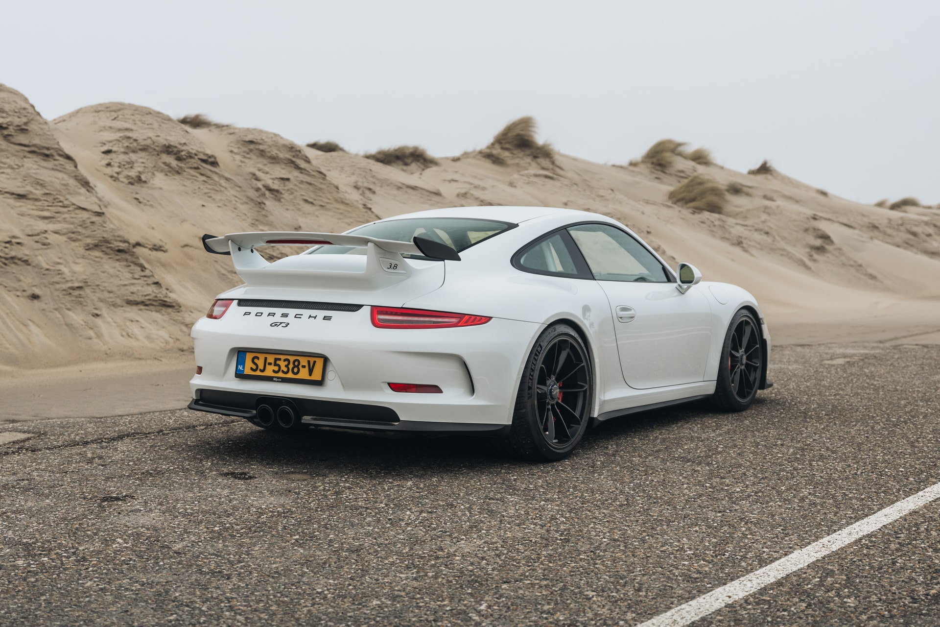 Chique witte Porsche 911 GT3 als droomauto voor de grote dag"