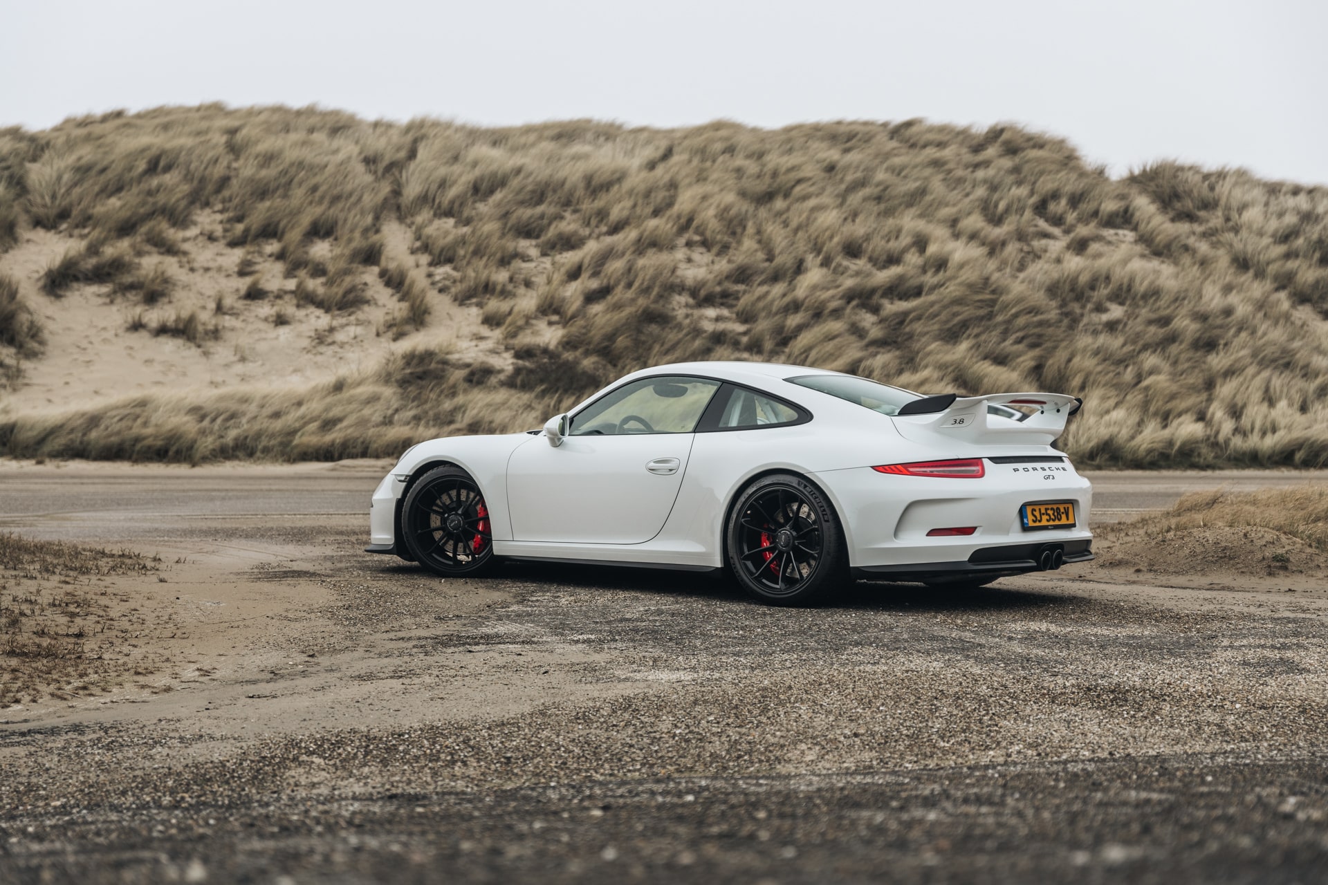 Witte Porsche 911 GT3 klaar voor een onvergetelijke bruiloft