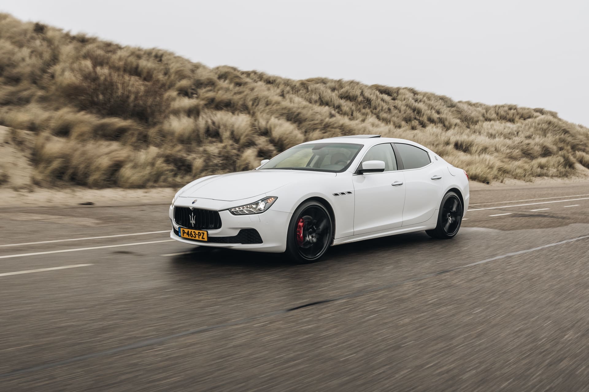 Stijlvolle witte Maserati Ghibli klaar voor een onvergetelijk huwelijksevent