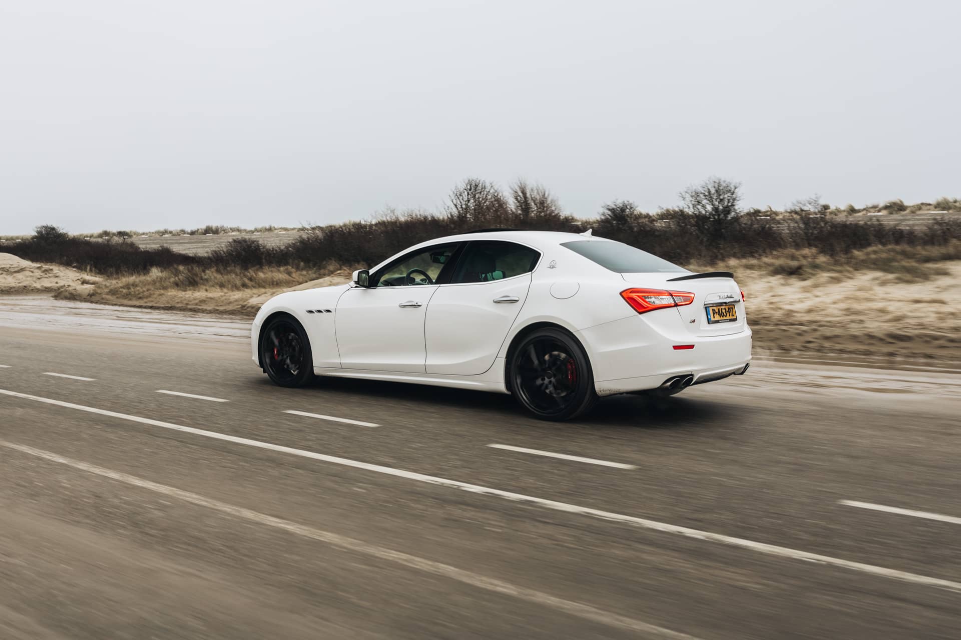 Prachtige witte Maserati Ghibli als luxueuze auto voor een droombruiloft