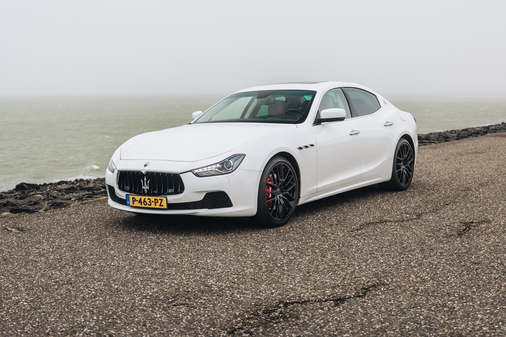 Stijlvolle witte Maserati Ghibli klaargemaakt als droomtrouwauto