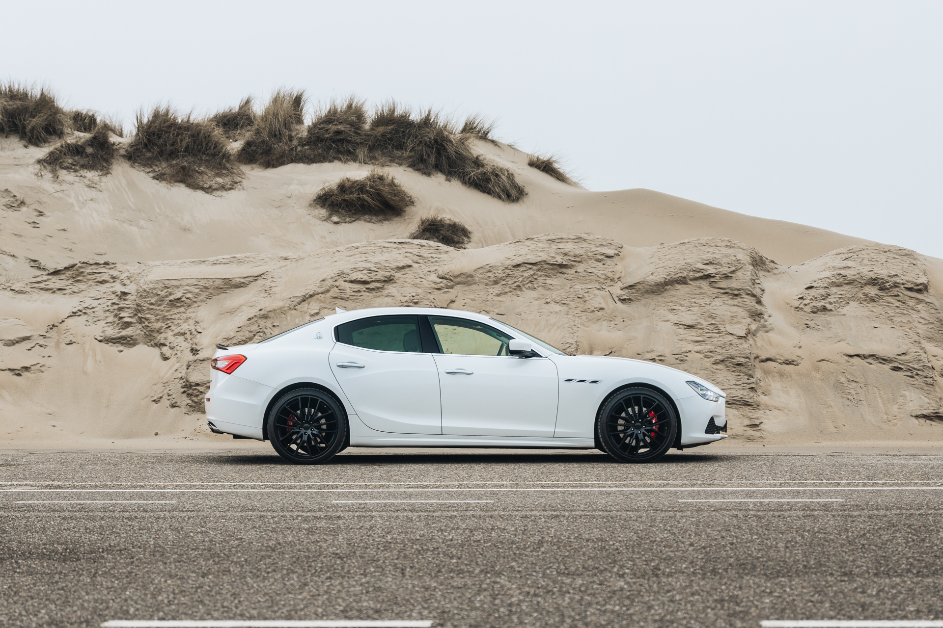 Schitterende trouwauto: witte Maserati Ghibli