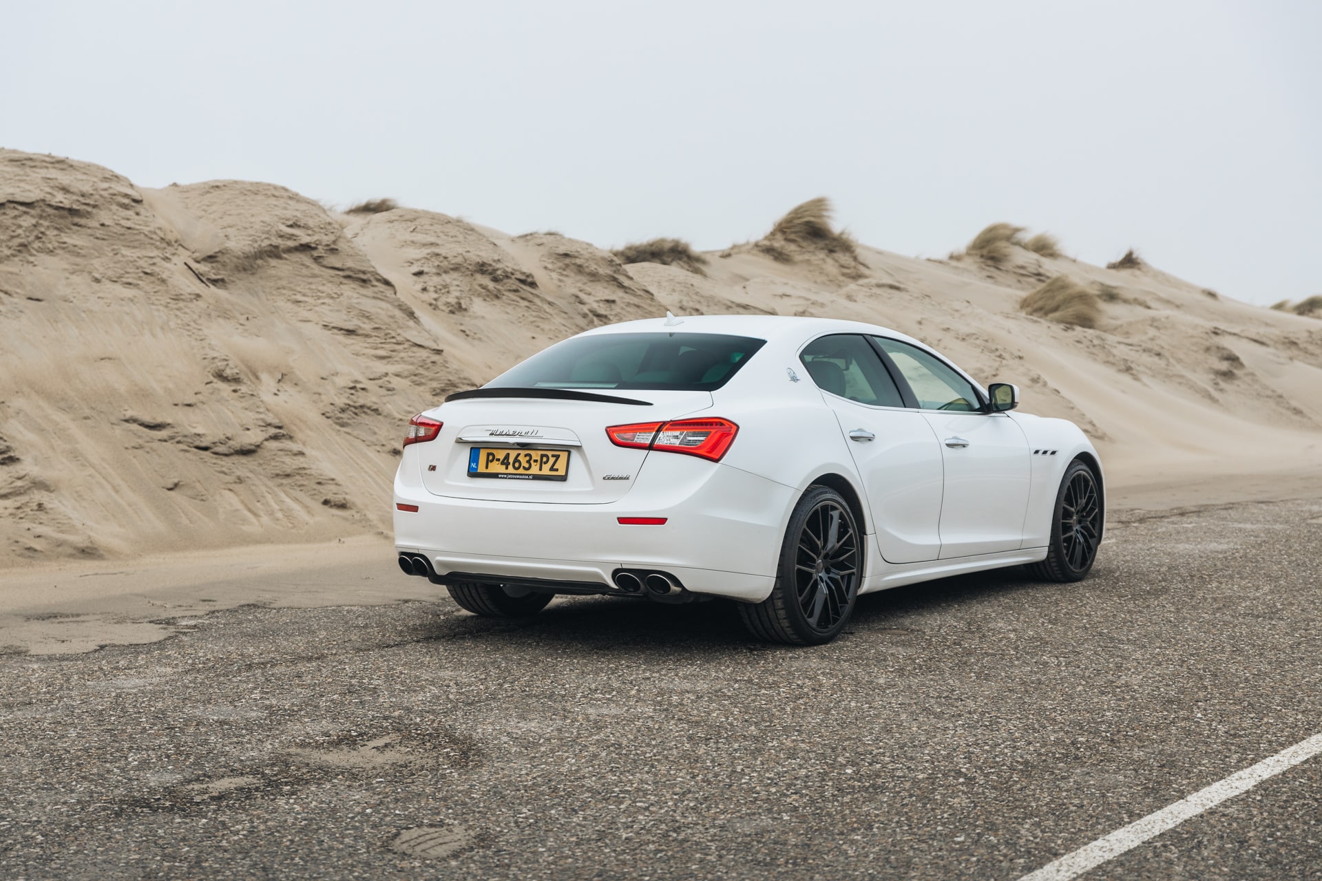 Glamoureuze witte Maserati Ghibli als centraal punt van de bruiloft