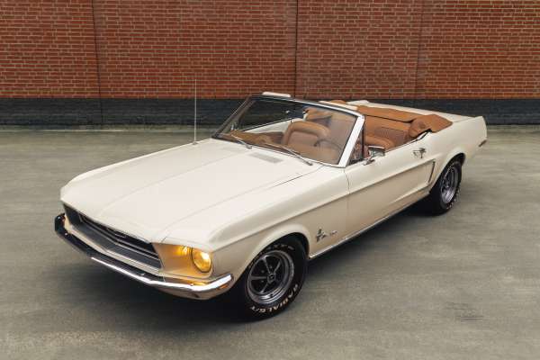 Ford Mustang Cabrio uit 1968 als trouwauto huren | JS trouwauto's