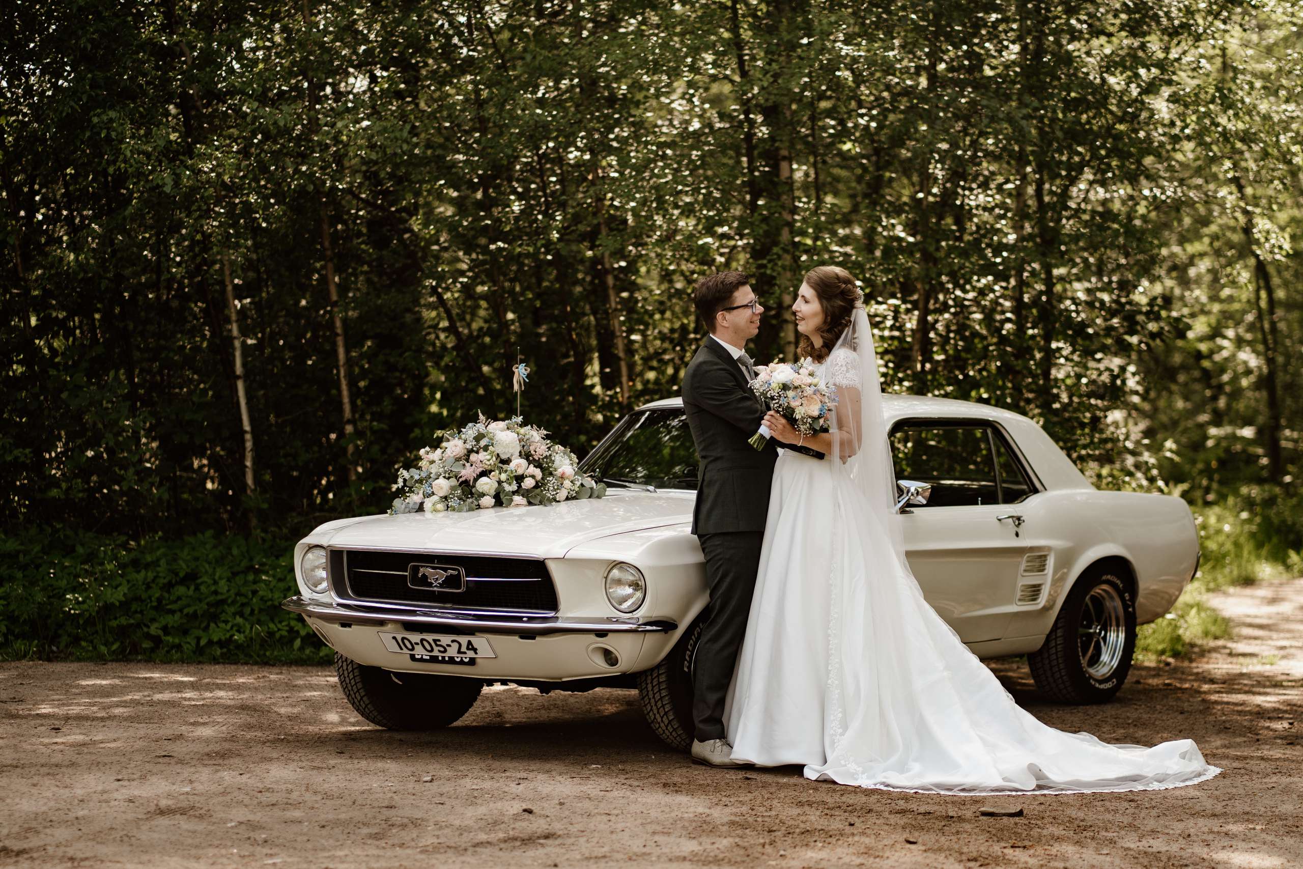 getrouwd koppel bij een Ford mustang huren cabrio