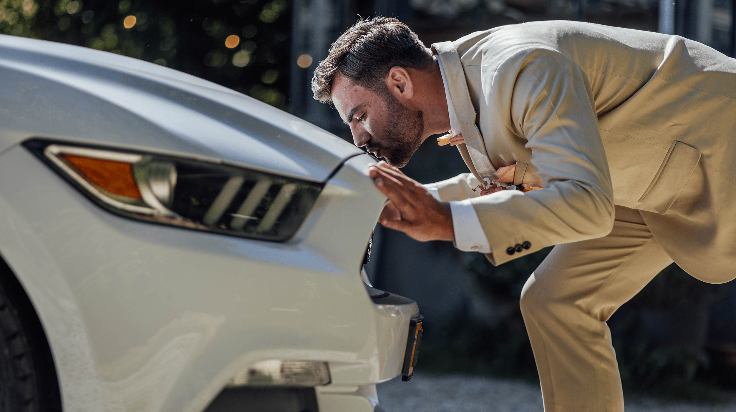 Js trouwauto's | Trouwauto huren inspiratie foto motorkap kussen