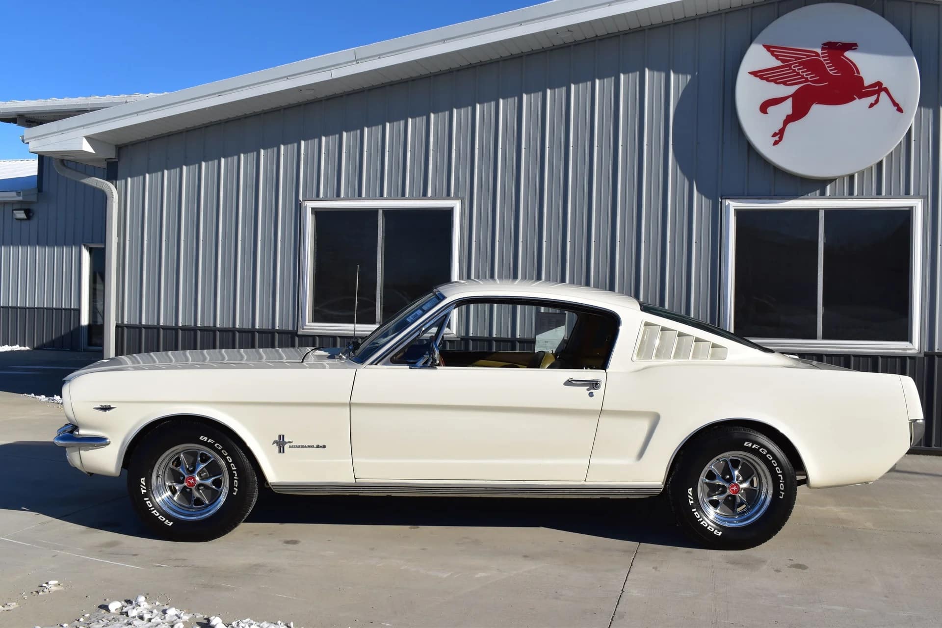 Ford mustang oldtimer wit trouwauto