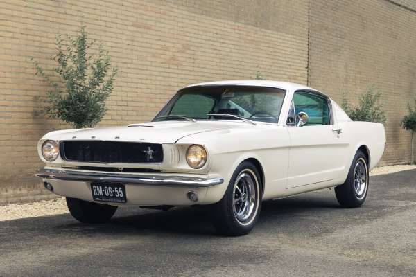 Ford Mustang Fastback wit perfect als trouwauto huren