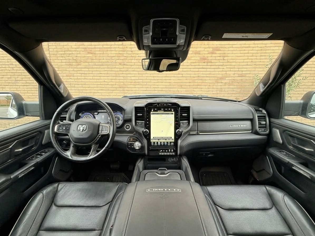 Interieur van de Dodge RAM 1500 Limited trouwauto met zwart lederen stoelen en groot touchscreen