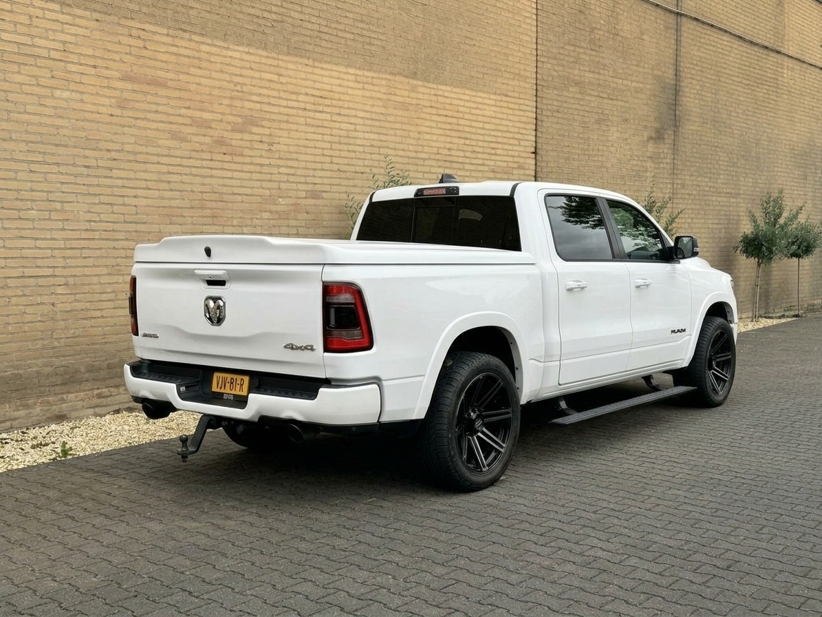 Witte dodge RAM huren achteraanzicht